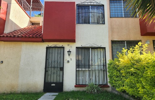 Emiliano Zapata House | Serene Retreat: Experience Warmth and Tranquility Here