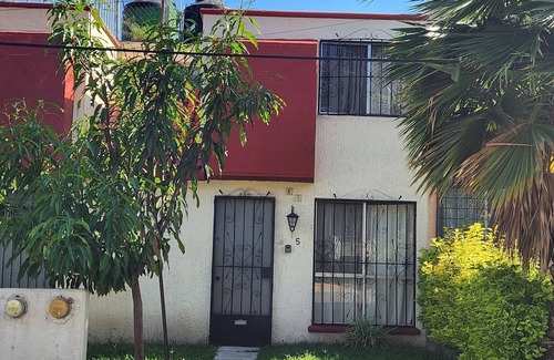 Emiliano Zapata House | Serene Retreat: Experience Warmth and Tranquility Here