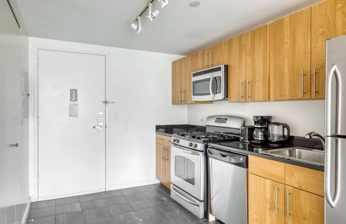 Hunters Point Apartment | Ideal 1BR Apartment with Elevator & Doorman near East River