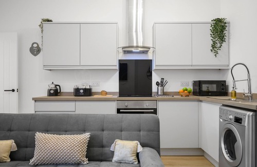 Trafford Apartment | Comfortable Ideal Lodgings Apartment in Urmston