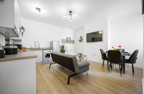 Trafford Apartment | Comfortable Ideal Lodgings Apartment in Urmston