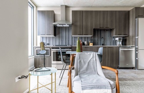 West Loop Apartment | Prime Loop Studio with Pool & Gym near Merchandise Mart