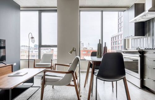 West Loop Apartment | Prime Loop Studio with Pool & Gym near Merchandise Mart