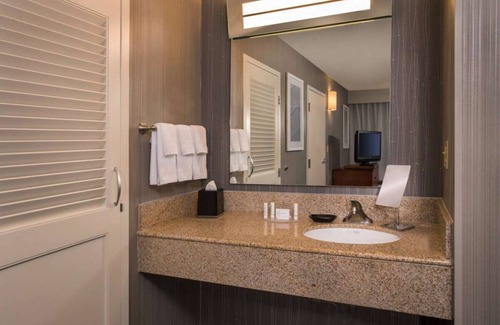 Columbia Hotel | Comfort Meets Value with Indoor Pool and Pet-Friendly Options