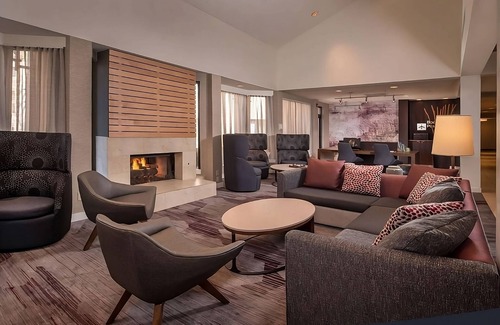 Columbia Hotel | Comfort Meets Value with Indoor Pool and Pet-Friendly Options