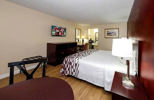 Ellenton Hotel | Perfect Blend of Comfort & Value with Pool and Free Parking