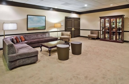 Eagan Park Hotel | Perfect Blend of Comfort with Outdoor Pool & Pet-Friendly Stay