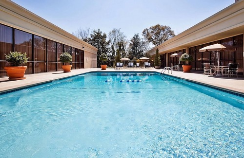 Eagan Park Hotel | Perfect Blend of Comfort with Outdoor Pool & Pet-Friendly Stay