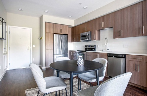 Mountain View Apartment | Inviting 2BR Mountain View Retreat with Pool & Gym