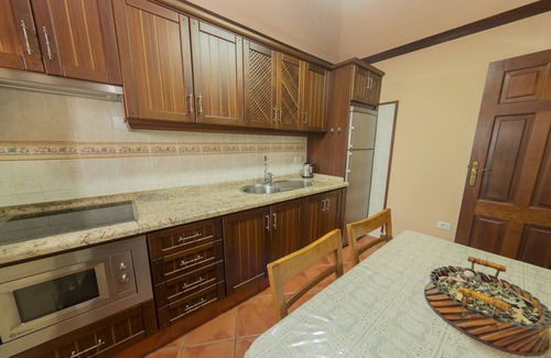 Erjos Cottage | Relaxing Retreat with Spa, Breakfast & Family-Friendly Perks