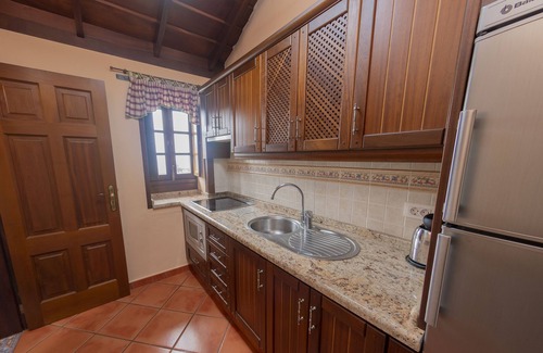 Erjos Cottage | Relaxing Retreat with Spa, Breakfast & Family-Friendly Perks