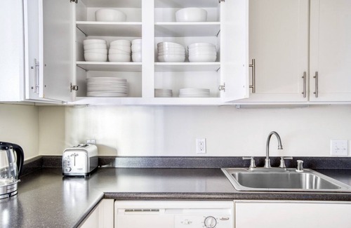 Central San Mateo Apartment | Convenient San Mateo 3BR with Pool & BBQ near Caltrain
