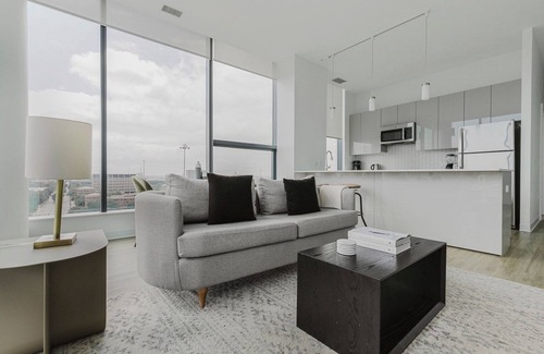 West Loop Apartment | Modern 2BR Apartment with Gym & Pool in Greektown