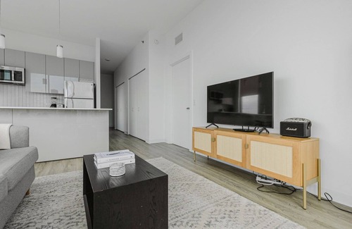 West Loop Apartment | Modern 2BR Apartment with Gym & Pool in Greektown