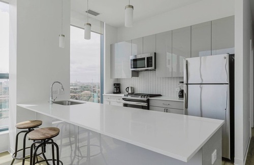 West Loop Apartment | Modern 2BR Apartment with Gym & Pool in Greektown