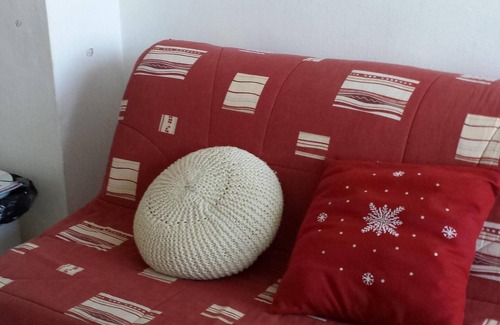 Les Angles Apartment | Perfectly Positioned: Steps from Gondola & Pet-Friendly Amenities