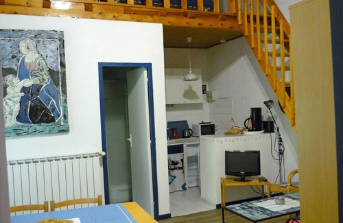 Noves Apartment | Tranquil Retreat with Patio, Garden & Pool - Guest Rated 9.8