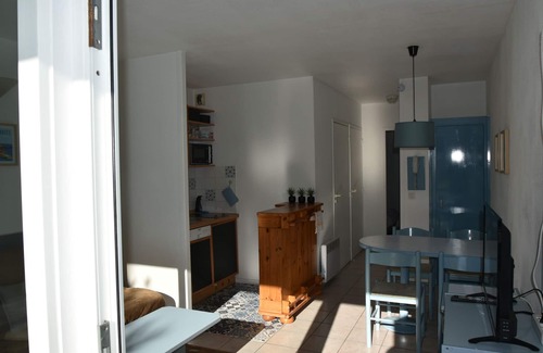 Behobie Apartment | Convenient Oceanfront Apartment with Pool & Spa Amenities