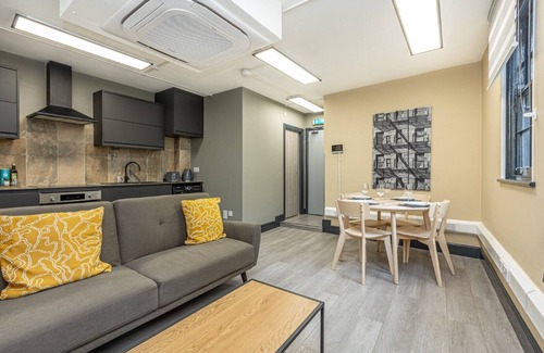 St Luke's Apartment | Cozy Flat in Prime Location - Perfect for Families