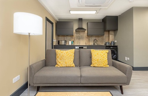 St Luke's Apartment | Cozy Flat in Prime Location - Perfect for Families
