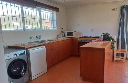 Pringle Bay House | Prime Location with Ocean Views - Steps from the Beach