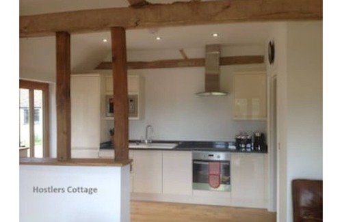 Diss Cottage | Idyllic Suffolk Retreat: Pet-Friendly with Pool & Spa