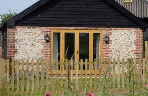 Diss Cottage | Idyllic Suffolk Retreat: Pet-Friendly with Pool & Spa