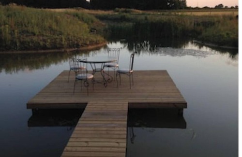 Diss Cottage | Idyllic Suffolk Retreat: Pet-Friendly with Pool & Spa