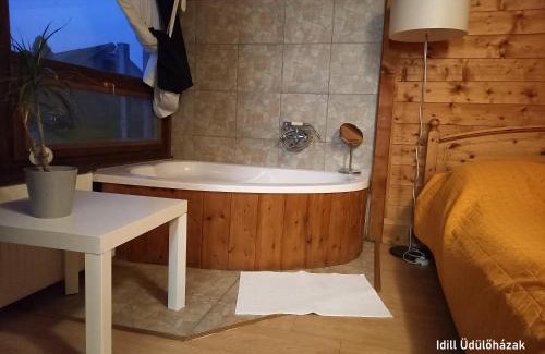 Tiszafured House | Idill Üdülőház: Pet-Friendly Retreat with Ocean Views