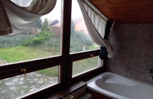 Tiszafured House | Idill Üdülőház: Pet-Friendly Retreat with Ocean Views