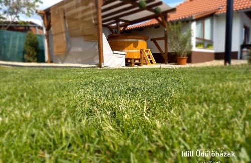 Tiszafured House | Idill Üdülőház: Pet-Friendly Retreat with Ocean Views