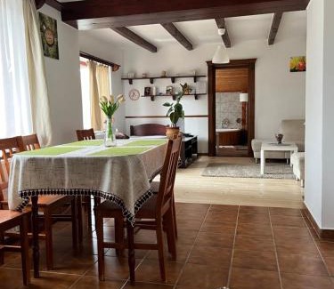 Tiszafured House | Idill Üdülőház: Pet-Friendly Retreat with Ocean Views