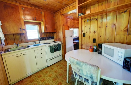 Twisp Cabin | Relax at Idle A While Cabins: Pet-Friendly & Spa Amenities