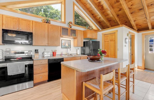 West Bath Cottage | Idyllic Idle Ours Cottage: Waterfront Retreat in Maine