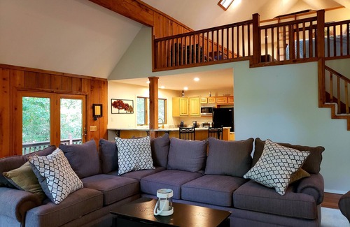 Counce House | Relax at Idle Speed - In the Heart of Pickwick, Rated 9.8