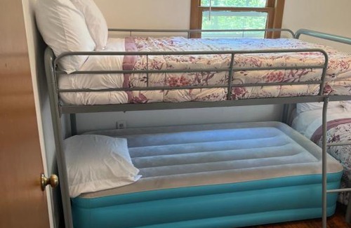 Idlewild Bed & Breakfast | Welcoming Idlewild BNB: Family-Friendly with Kitchen