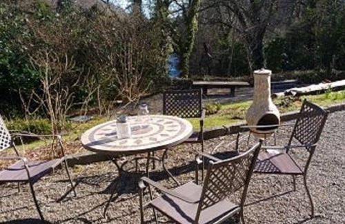 Alloway House | Tranquil Retreat: Enjoy Poolside Comfort & Top Reviews