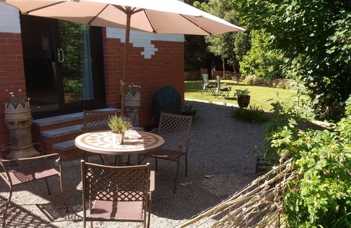 Alloway House | Tranquil Retreat: Enjoy Poolside Comfort & Top Reviews