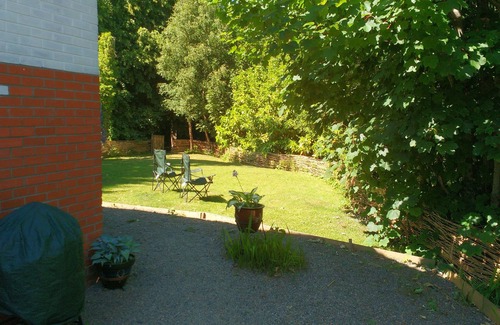 Alloway House | Tranquil Retreat: Enjoy Poolside Comfort & Top Reviews