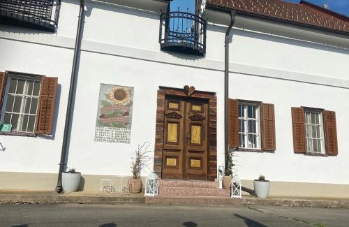 Weitersfeld Apartment | Renovated Apartment in Historic Courtyard - Pet Friendly Stay