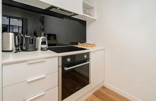 Brunswick East Apartment | Elegant 1-Bedroom Retreat near Prime Shopping Streets