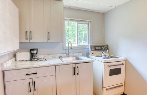 Frontenac Cabin | Idyllic 2-Bed Lakeside Cabin: Comfort for 4, Nature Access!