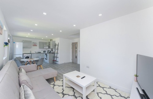 Gedling Apartment | Eco-Friendly 2-Bed City Home with Parking & Family Amenities