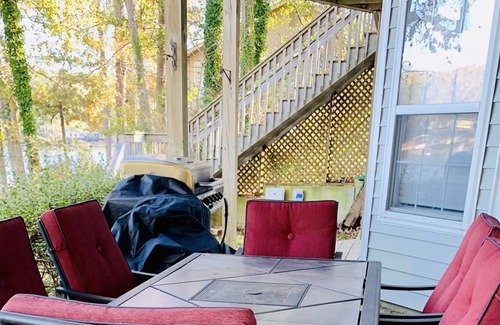 Hardwick House | Idyllic 3 BR lake HOME for 8! Arcade fun! B-ball & air hockey! BIG & DEEP water!