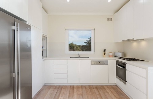 Dee Why House | Cozy 4-Bed Home with Ocean View and Alfresco Area