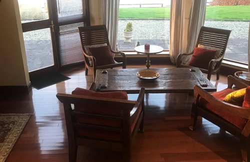 Whitegate House | Unique Lake House Retreat - Guest Rated 9.8, Pet Friendly