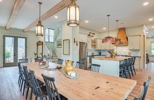 Belmont Historic District House | Charming Belmont Home Near Historic District with Spa & Breakfast