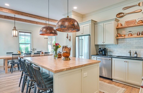 Belmont Historic District House | Charming Belmont Home Near Historic District with Spa & Breakfast