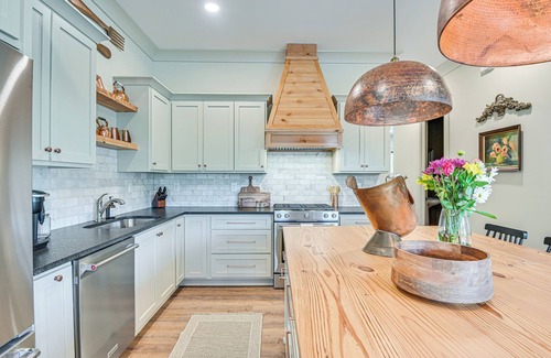 Belmont Historic District House | Charming Belmont Home Near Historic District with Spa & Breakfast