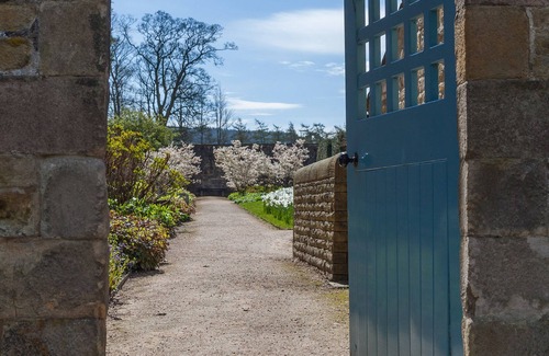 Skipton House | Idyllic cottage sleeping 6 guests in heart of leading wellness centre